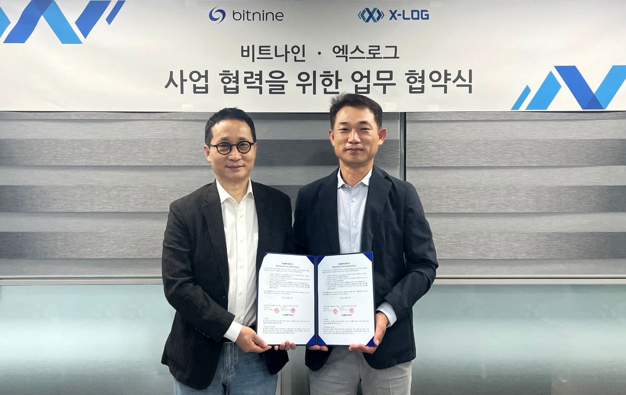 김은갑 비트나인 부사장(왼쪽)과 장석주 엑스로그 대표가 MOU식에서 포즈를 취하고 있다. (사진=비트나인)
