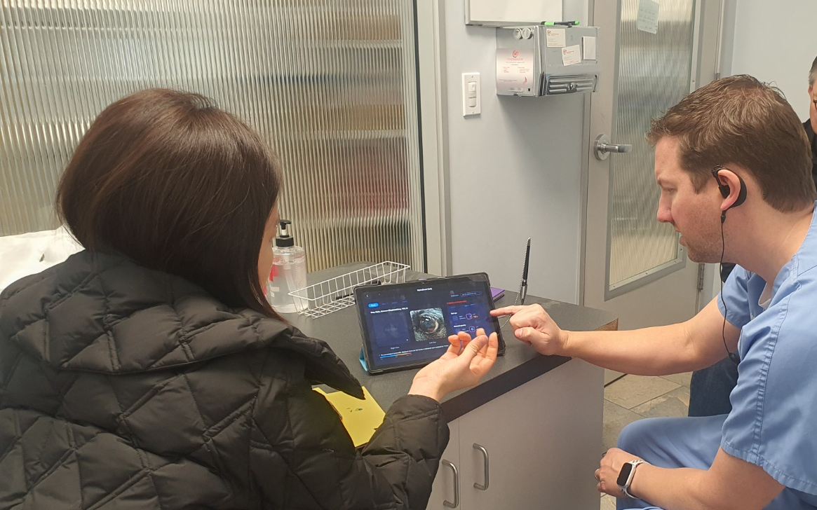 김현정 에이아이포펫 수의사가 미국 동물병원에서 수의사용 '티티케어' 프로그램을 소개하고 있다. (사진=에이아이포펫)