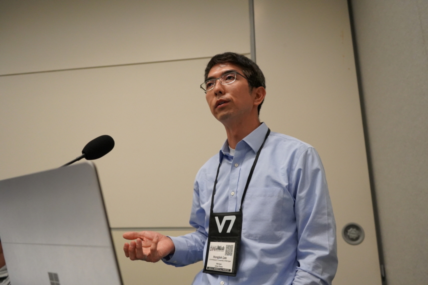 이홍락 LG AI연구원의 최고 AI 사이언티스트 겸 미시간대 교수가 캡셔닝 AI를 설명하고 있다. (사진=LG AI연구원)