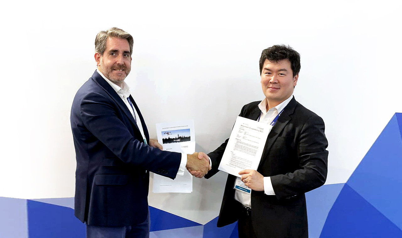 호세 로드리게스 블루네스트 대표(왼쪽)와 김재형 플라나 대표가 프랑스 파리 에어쇼에서 MOU를 체결하며 악수를 나누고 있다. (사진=플라나)