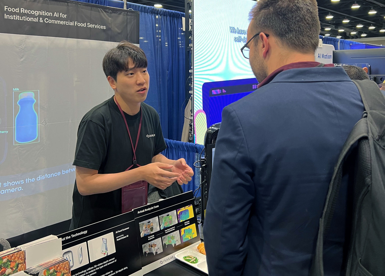 누비랩 관계자가 CVPR 부스 방문객에 '뉴트리비전 AI' 기술을 설명하고 있다. (사진=누비랩)
