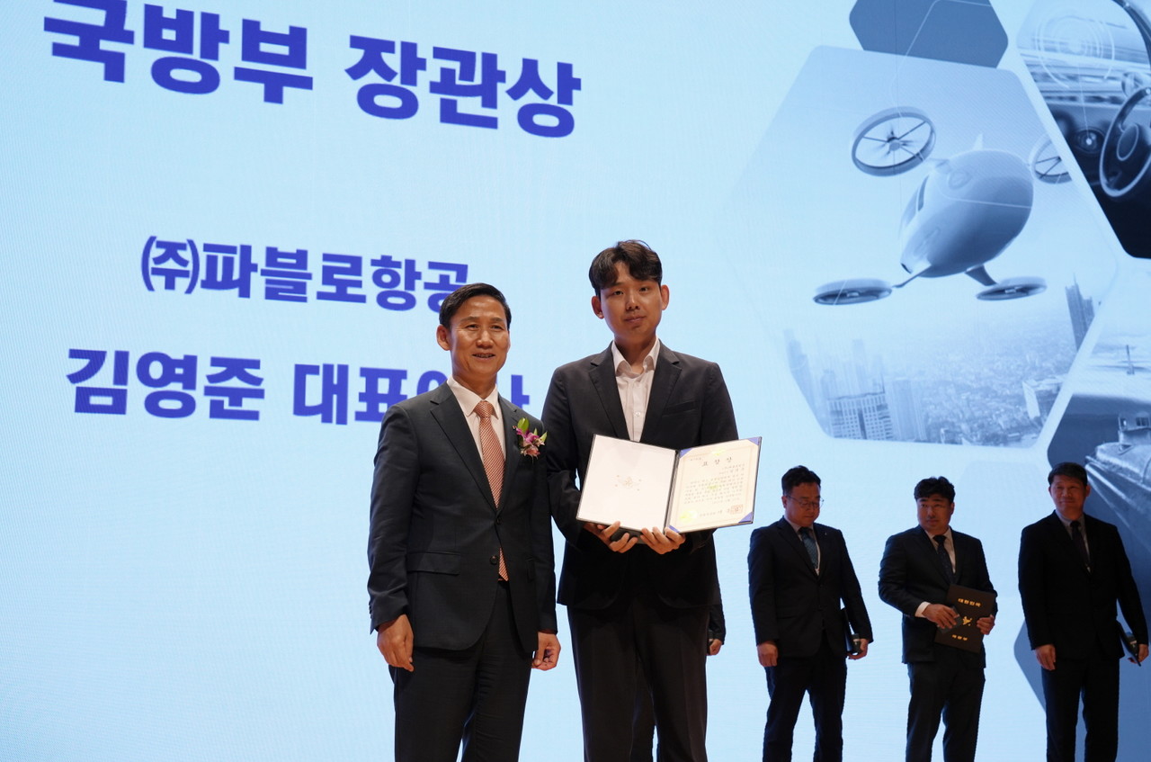 김영준 파블로항공 대표(오른쪽)가 21일 서울 코엑스에서 열린 2023 무인이동체산업엑스포에서 ‘국방부 장관 표창을 수상한 뒤 기념 촬영을 하고 있다. (사진=파블로항공) 