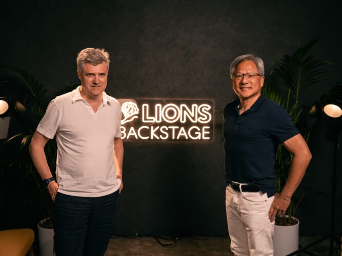 젠슨 황 엔비디아 CEO(오른쪽)과 마크 리드 WPP CEO가 칸 라이언즈 페스티벌에서 토론을 펼친 뒤 포즈를 취히고 있다. (사진=엔비디아) 