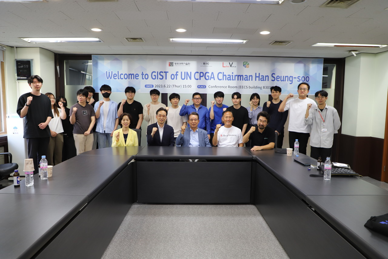 한승수 전 국무총리가 GIST 관계자 및 학생들과 함께 기념사진을 촬영하고 있다. (사진=나호정 기자)