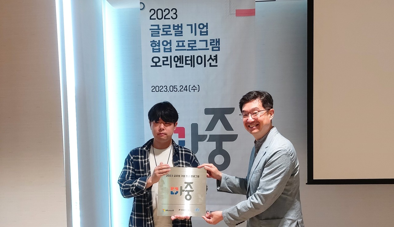 정승헌 업템포글로벌 COO(왼쪽)과 오유열 한국마이크로소프트  팀장이 마중 프로그램 지원사업 선정을 기념해 포즈를 취하고 있다. (사진=업템포글로벌)