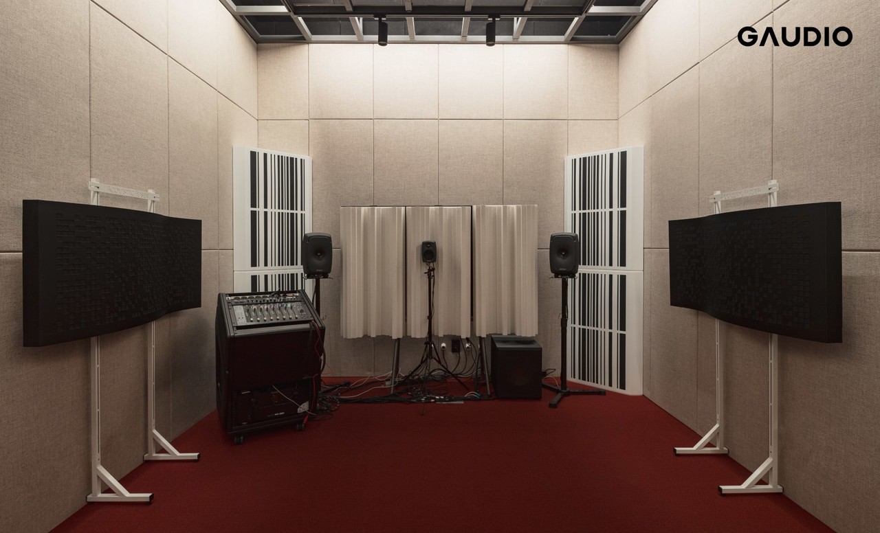 'Bijarim' is Gaudio Lab's sound laboratory, where you can immerse yourself with all five senses.  It is a space where you can experience three-dimensional spatial sound through 12 speakers installed up, down, left, right, front and back.  It has a 7.1.4 channel immersive sound system. 