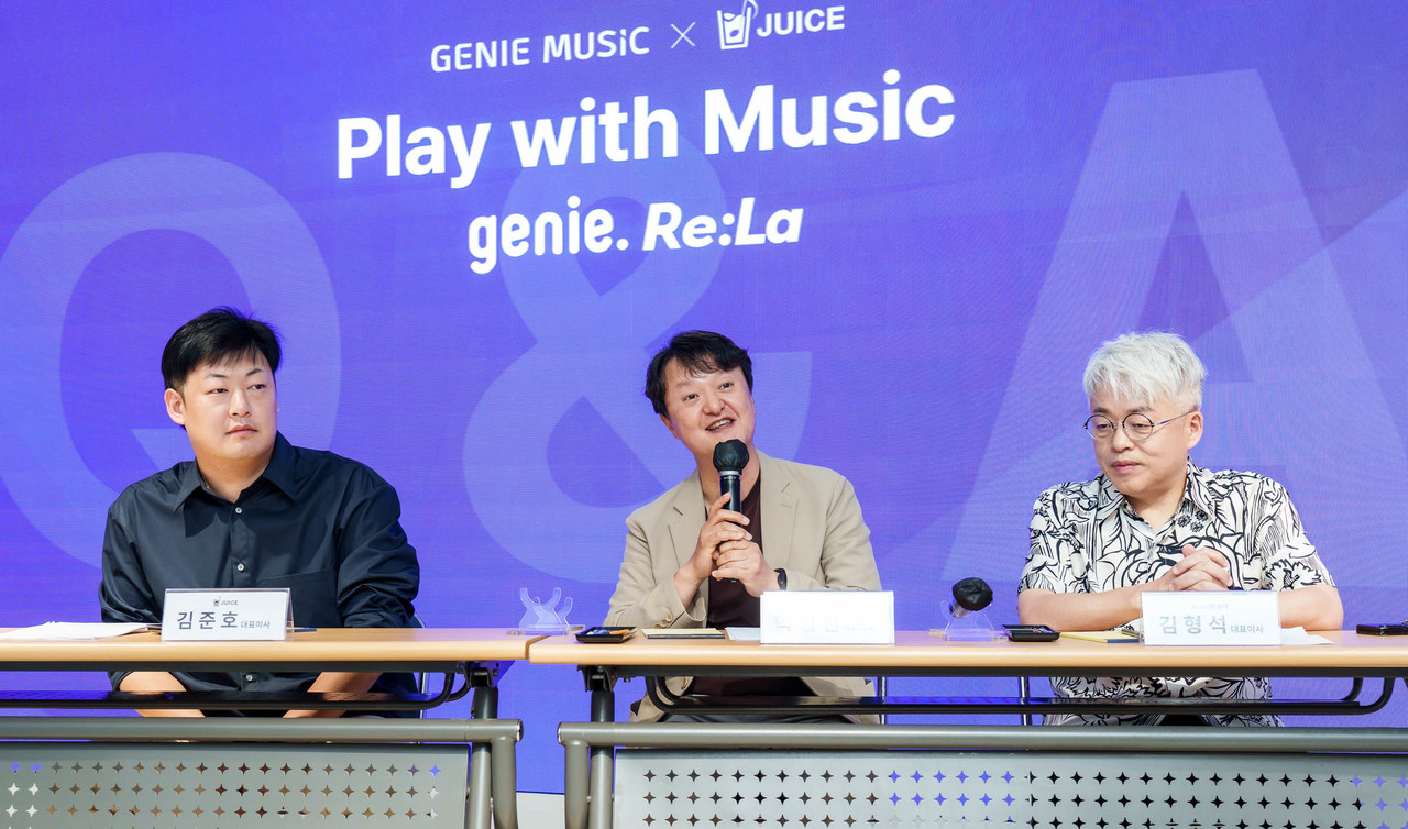  (From left) Juice CEO Kim Jun-ho, Genie Music CEO Park Hyun-jin, and PD Kim Hyung-seok are answering questions from the press after the event. (Photo courtesy of KT)