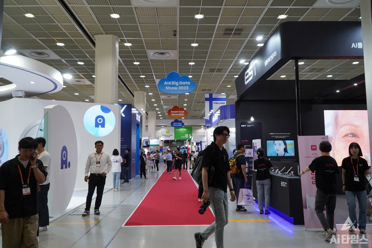 행사장 입구에서 바라본 전경. 좌우에 SKT와 이스트소프트 부스가 자리잡고 있다. (사진=조예주 기자  joyejuoffice@aitimes.com)