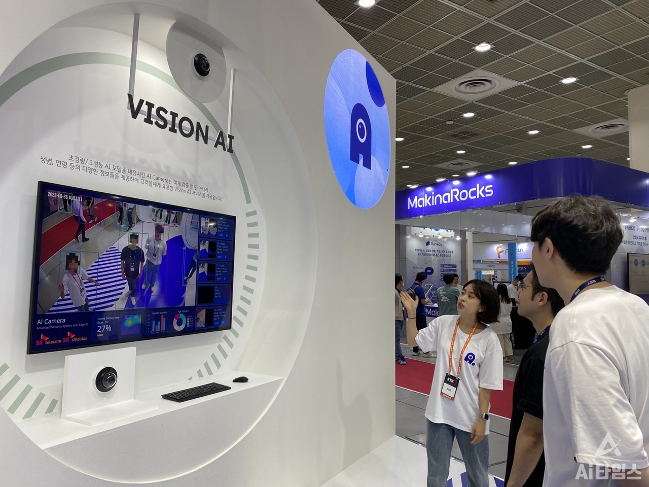 객체 검출뿐 아니라 성별, 연령 등 다양한 정보를 제공하는, 초경량/고성능 AI모델을 내장시킨 AI 카메라를 탑재한 '비전AI' 