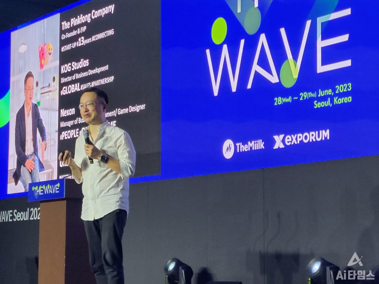 이승규 핑크퐁컴퍼니 공동창립자가 '더 웨이브' 컨퍼런스에서 연설을 진행하고 있다.