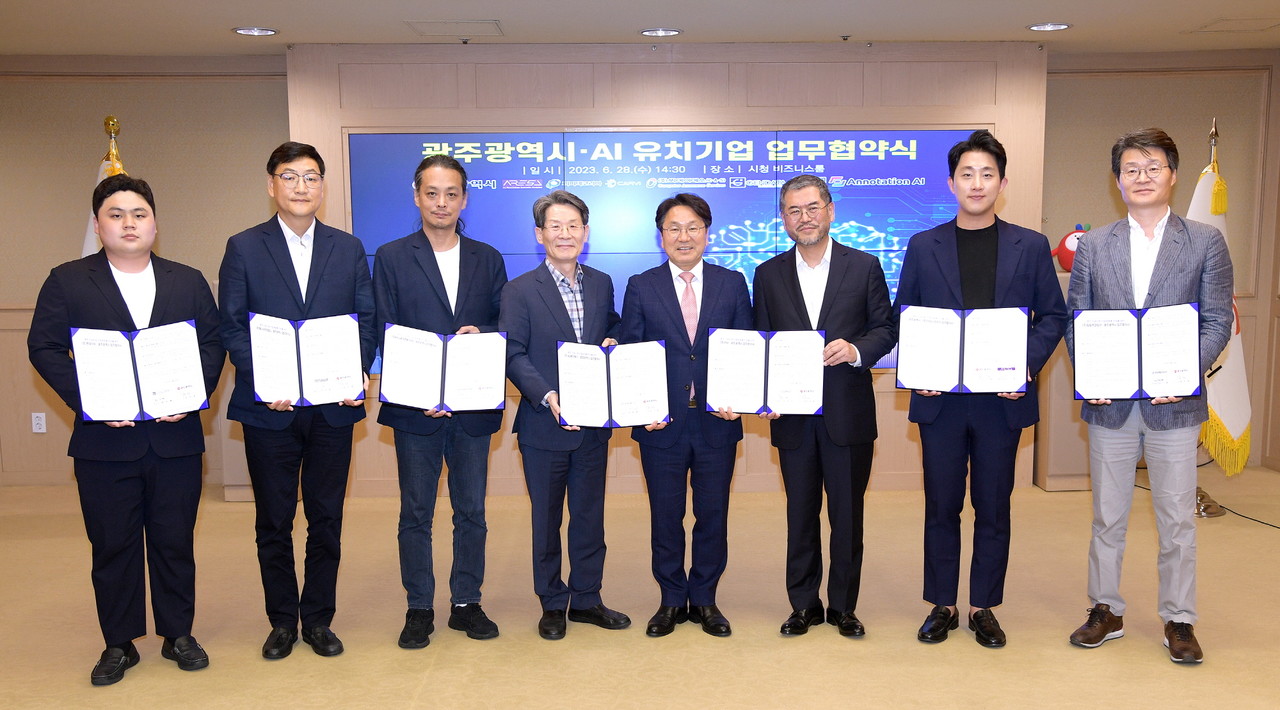 강기정 광주광역시장이 28일 오후 시청 3층 비즈니스룸에서 인공지능 산업생태계 조성을 위한 ‘광주광역시-인공지능 유치기업 업무협약식’을 갖고 협약서 서명 후 기념촬영을 하고 있다. (사진=광주시)