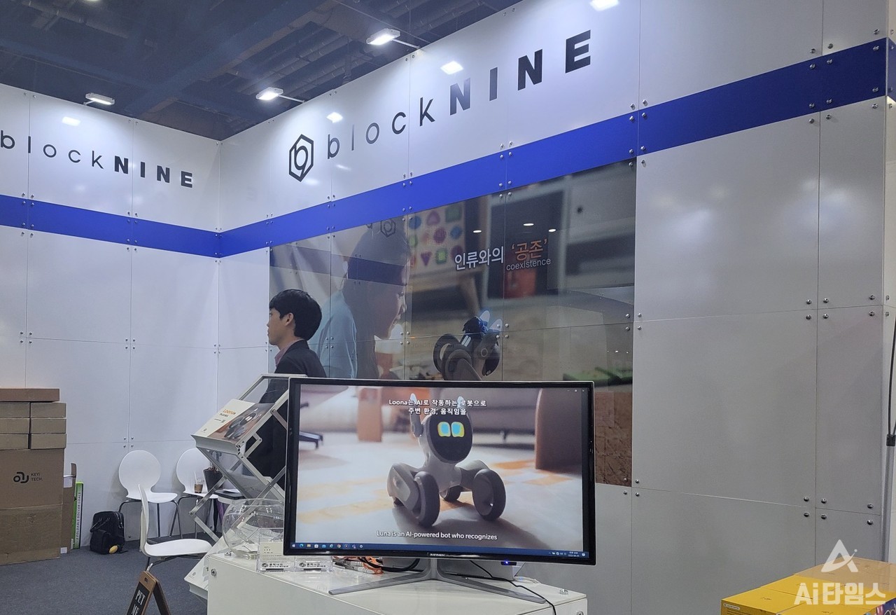 블럭나인의 '루나 로봇'