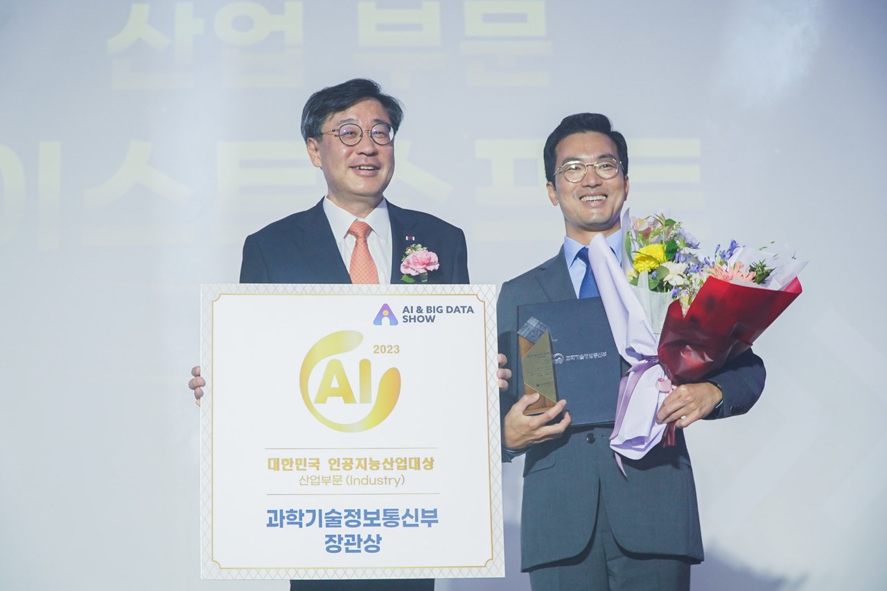 Eastsoft CEO Jung Sang-won (right) is taking a commemorative photo with Park Yoon-gyu, 2nd Vice Minister of Science and ICT after receiving the Minister of Science and ICT Award.  (Photo = Reporter Cho Ye-ju joyejuoffice@aitimes.com)
