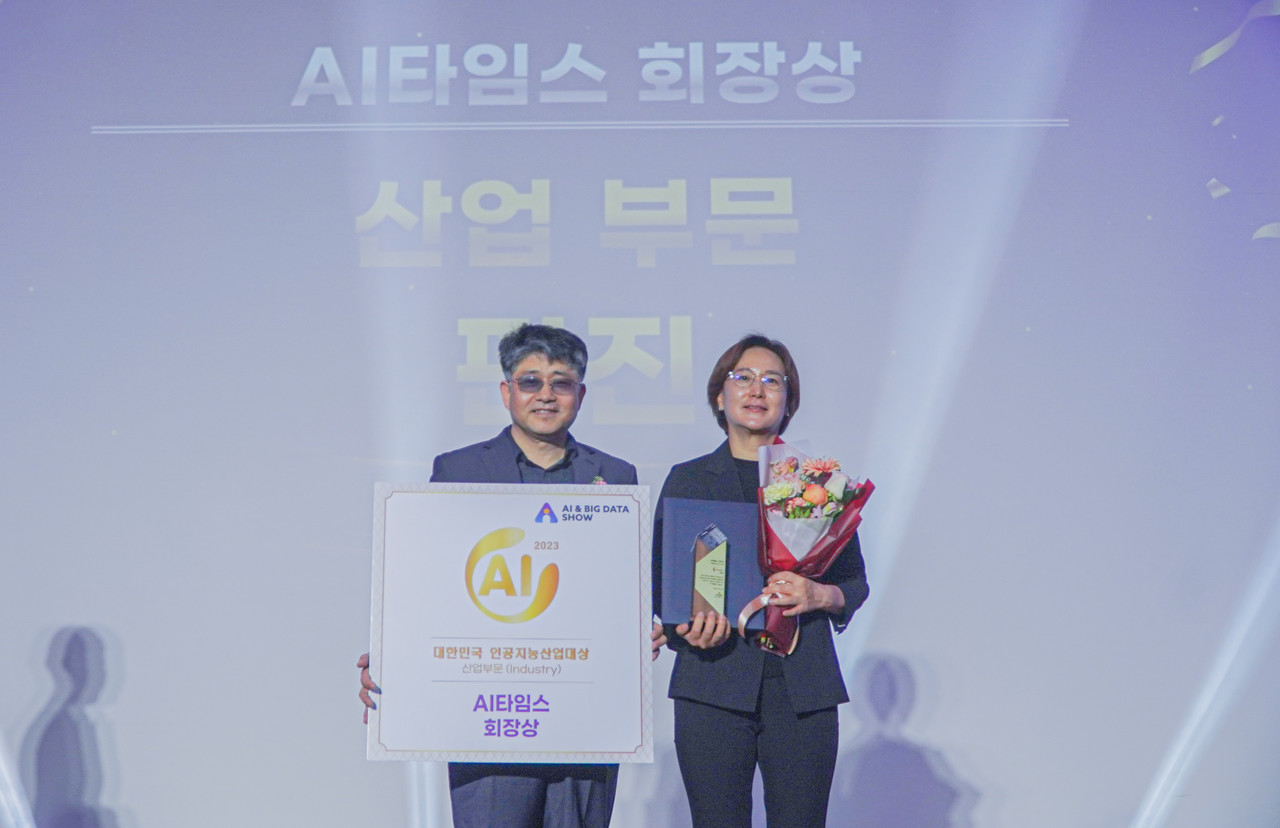 Deukhwa Kim, CEO of Funzine (right), is taking a commemorative photo with editor Kim Soungi after receiving the AI ​​Times Chairman Award.  (Photo = Reporter Cho Ye-ju joyejuoffice@aitimes.com)