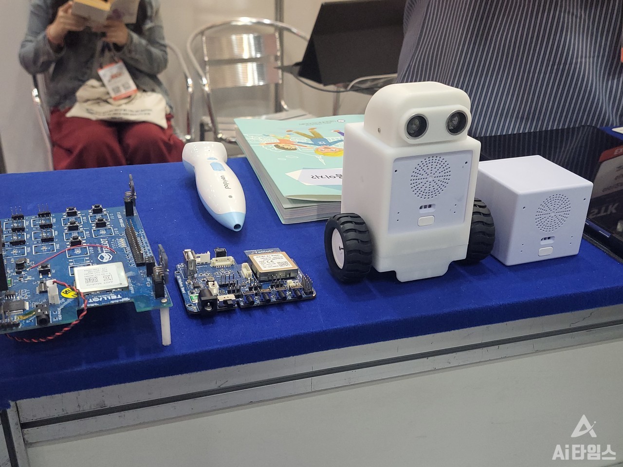 텔리엇 로봇과 모듈 등을 선보인 아이오테드의 부스