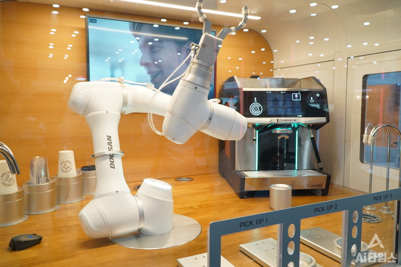 Doosan Robotics' 'Robot Barista' sold coffee on site (Photo = Reporter Yeju Cho joyejuoffice@aitimes.com)