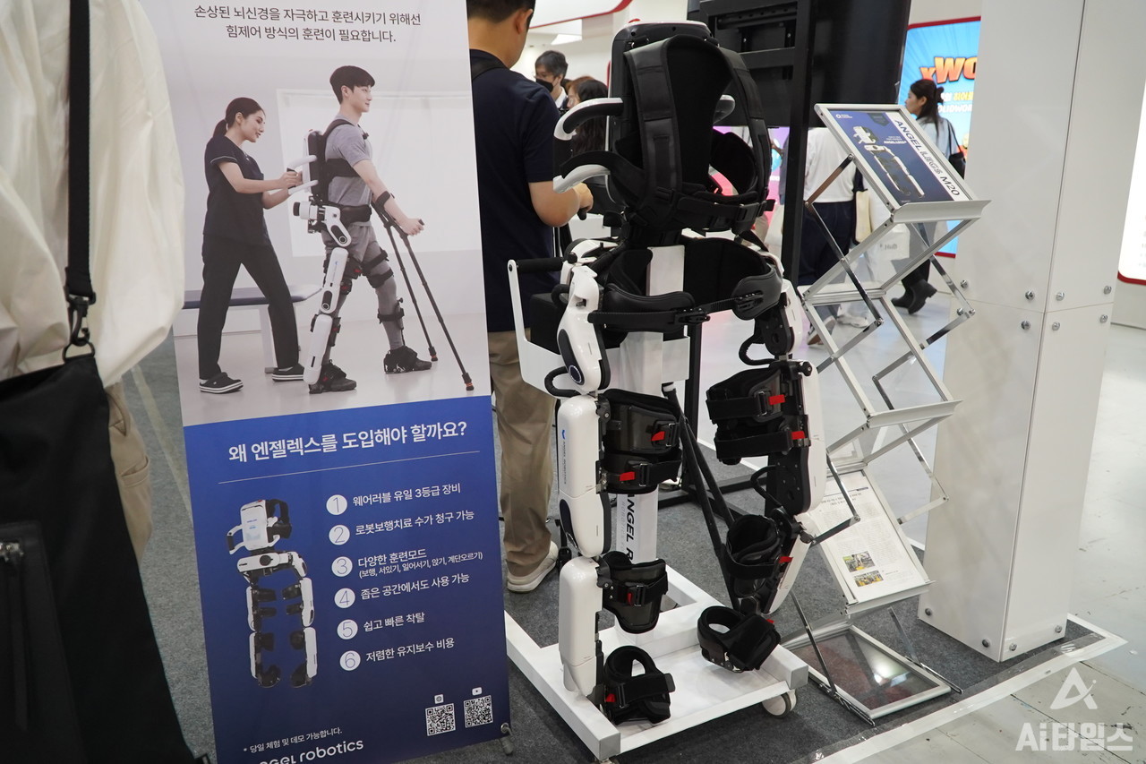 Wearable robot 'Angelex M20' that helps gait rehabilitation (Photo=Reporter Yeju Cho joyejuoffice@aitimes.com)