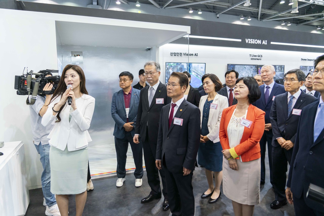 이정식 고용노동부 장관(가운데)이 SKT부스를 방문, 관련 기술에 대해 설명을 듣고 있다. (사진=SKT)