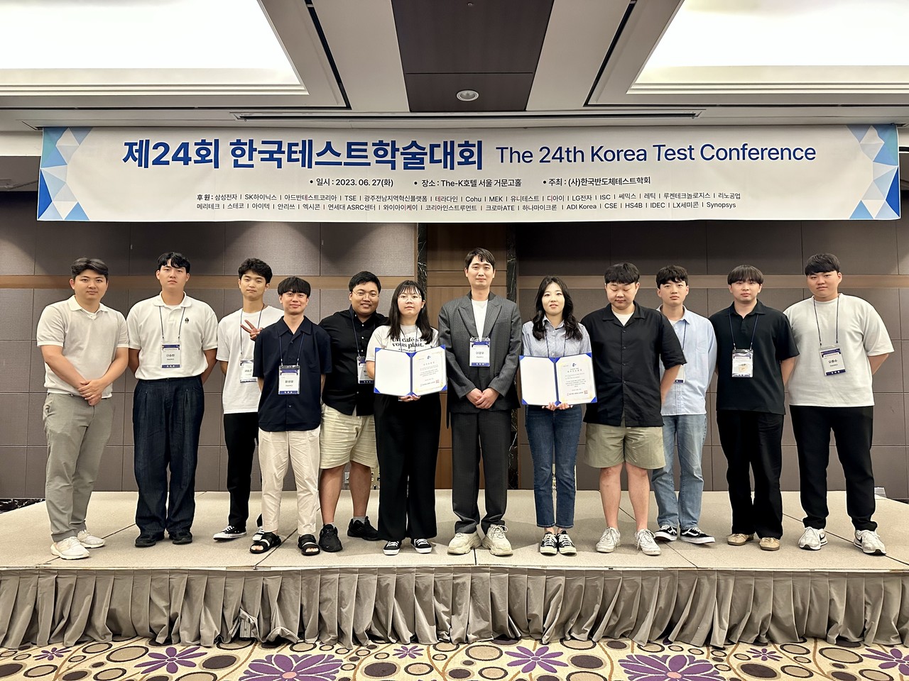 이영우 전남대 교수팀이 수상기념 사진 촬영을 진행하고 있는 모습. (사진=전남대학교)