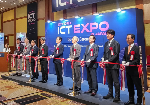 강용성 와이즈넛 대표(오른쪽 첫번째)가 ' 코리아 ICT 엑스포' 테이프 커팅식에 참석하고 있다. (사진=와이즈넛)