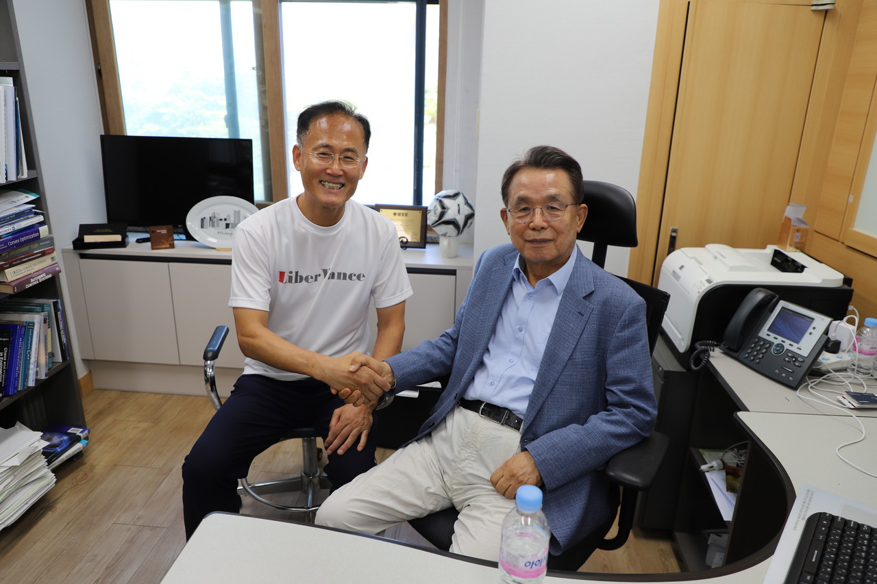 지난 6월 22일 한승수 전 총리가 GIST를 방문해 이흥노 리버밴스 대표와 만나 악수를 하는 모습. (사진=나호정 기자)