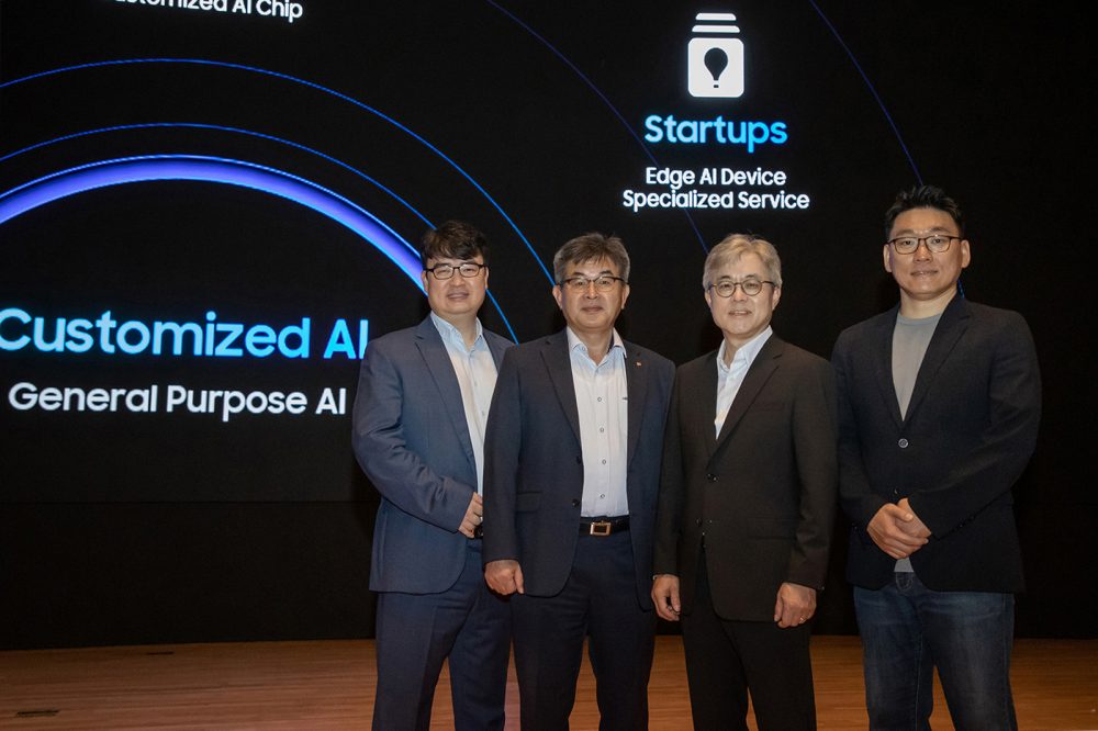 김녹원 딥엑스 대표(왼쪽부터), 고대협 LX세미콘 연구소장, 최시영 삼성전자 파운드리사업부 사장, 박성현 리벨리온  대표가 기념촬영을 하고 있다. (사진=삼성전자)