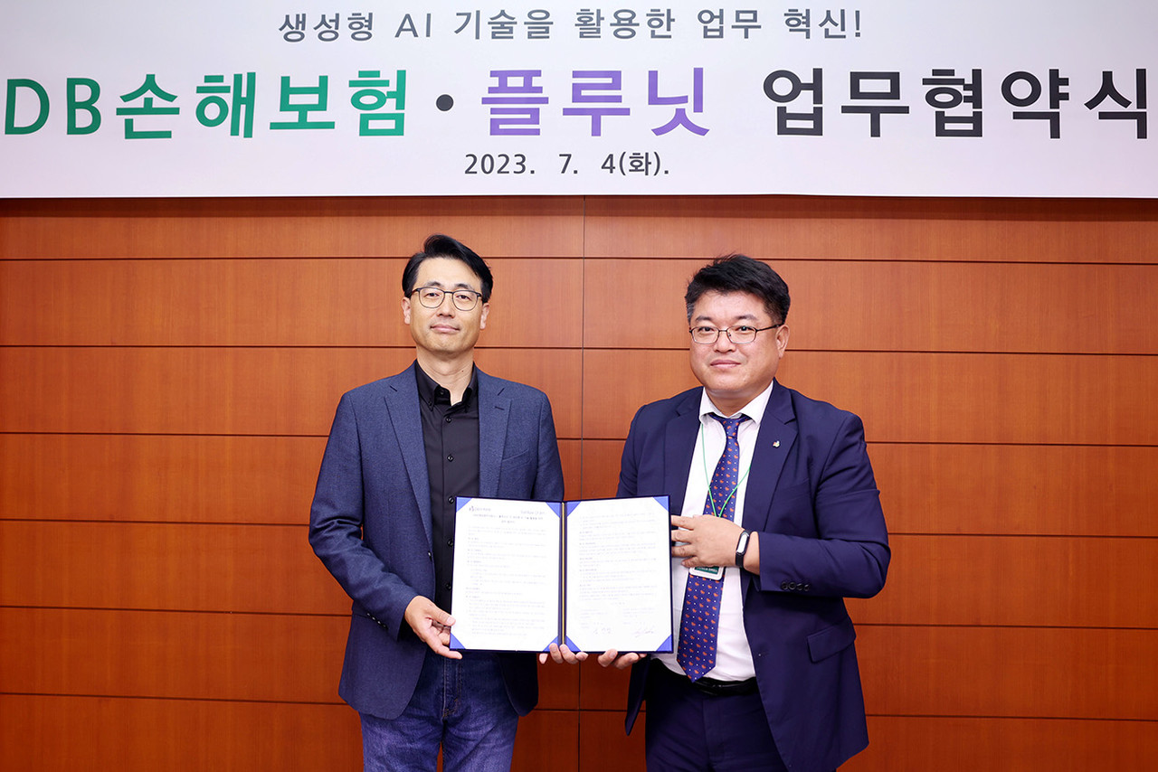 이경일 솔트룩스 대표(왼쪽)와 심진섭 DB손해보험본부장이 MOU 체결후 포즈를 취하고 있다. (사진=솔트룩스)