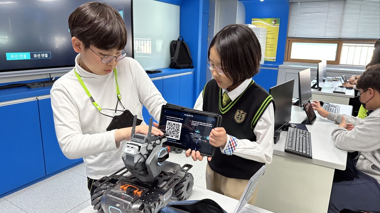 AI 교육 선도학교 인성초등학교 로보마스터 수업 (사진=유앤아이티)