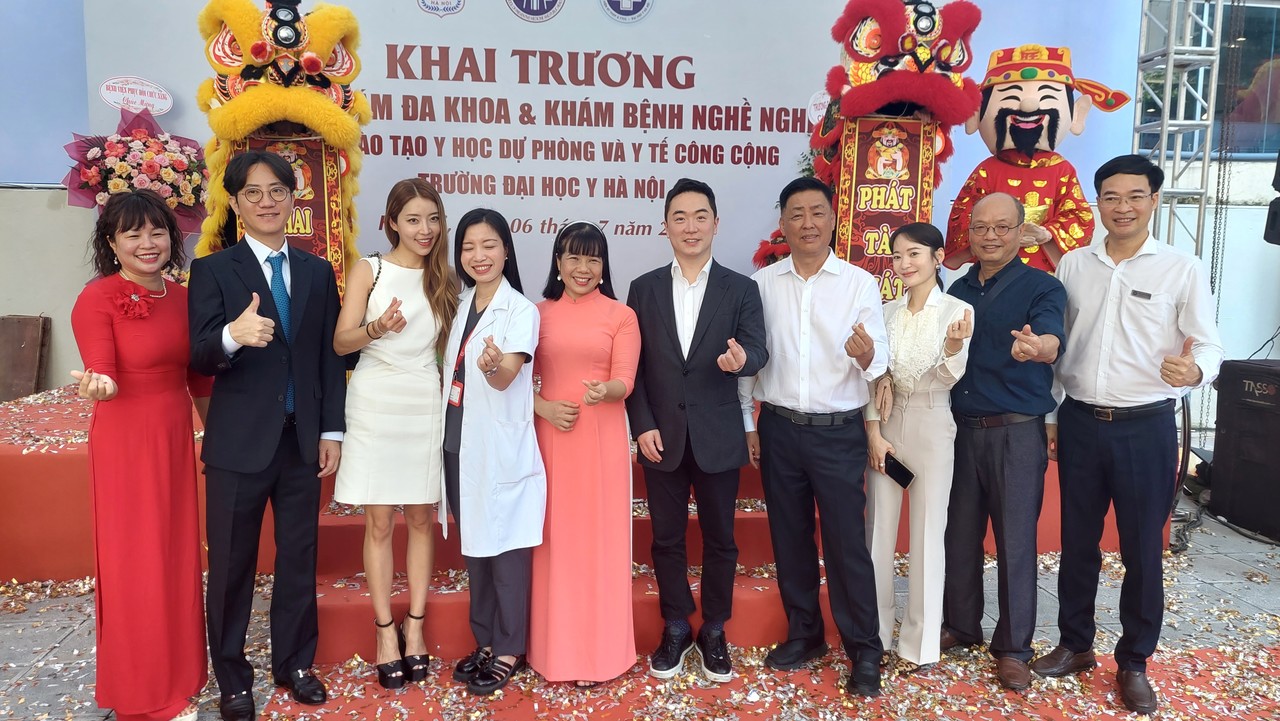 룰루랩 최용준 대표(오른쪽 5번째)가 6일 베트남 하노이에서 열린 하노이의대 산하 종합병원 개원식에서 행사 관계자들과 기념사진을 촬영하고 있다. (사진=룰루랩) 