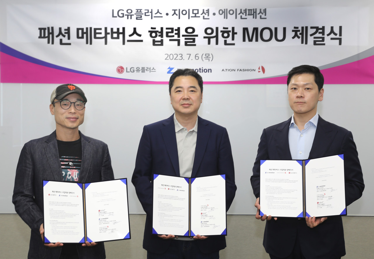 한동수 지이모션 대표(왼쪽부터), 이상엽 LGU+ 전무, 박희찬 에이션패션 CEO가 지난 6일 서울 강서구 LGU+ 마곡사옥에서 MOU 체결식을 진행하고 있다. (사진=LGU+)