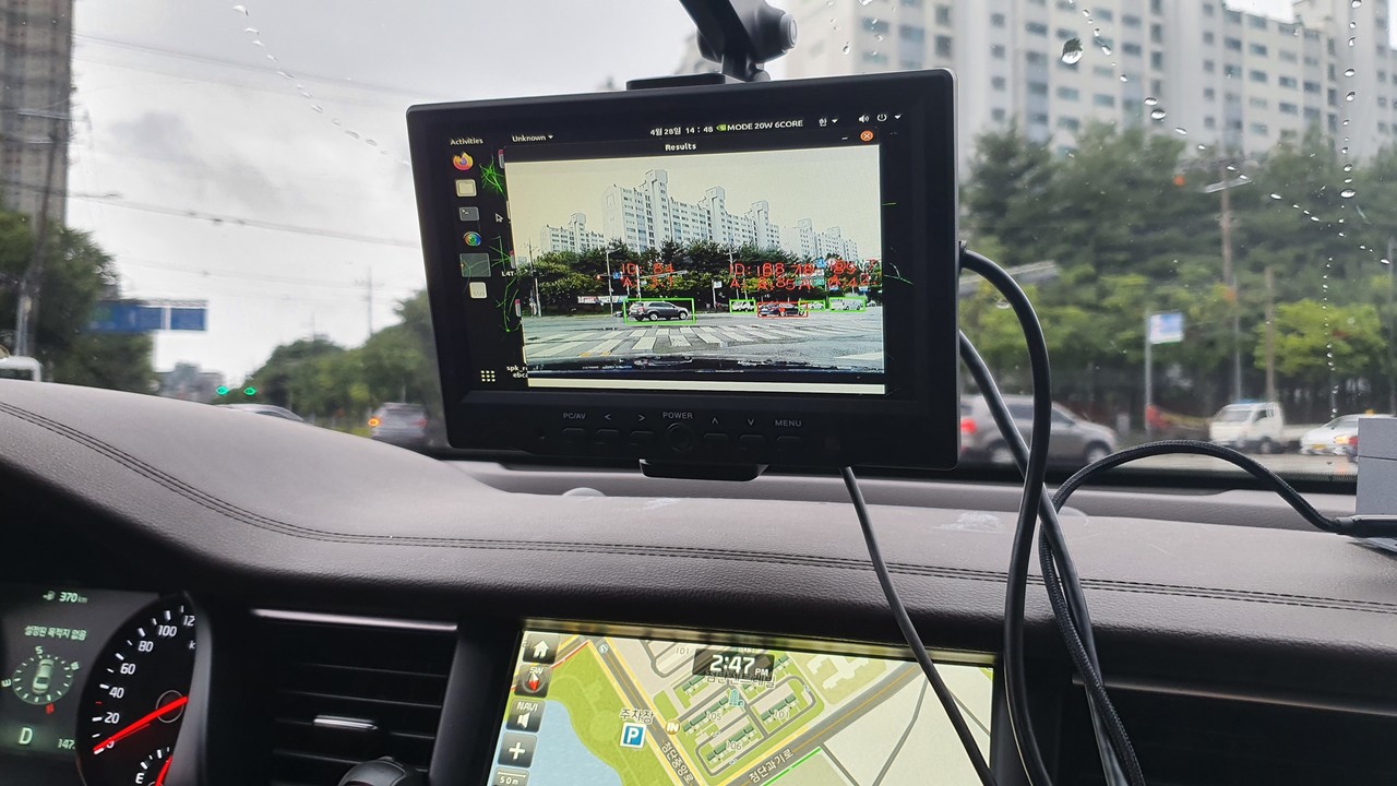 실제 도로 주행 테스트 모습. 사고 가능성이 있는 물체를 AI가 확인해 적색으로 표시해준다.