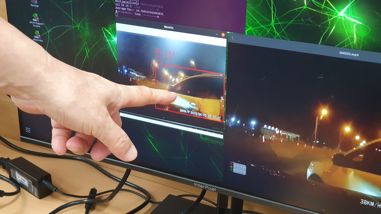 AI가 우측에서 끼어든 차량을 판단해 운전자에게 경고했다. 이 시스템은 전세계 1만여개의 사고영상을 학습한 AI모델을 적용했다. 