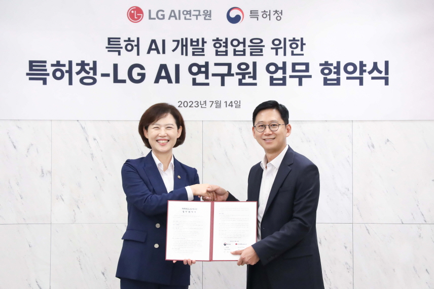 이인실 특허청장(왼쪽)과 배경훈 LG AI연구원장이 업무 협약식에서 악수를 나누고 있다. (사진=LG)