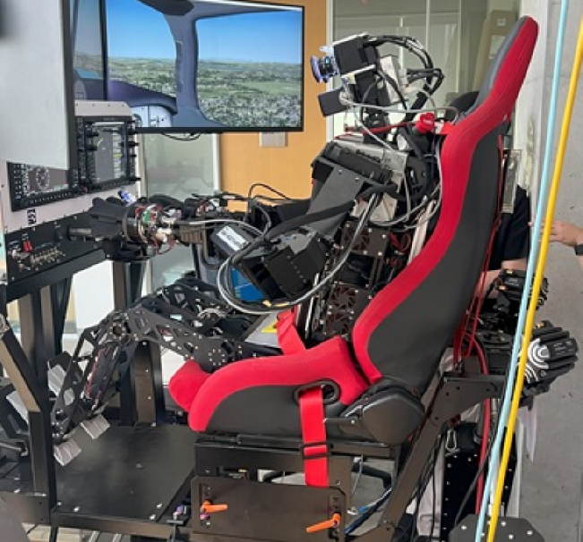 비행 시뮬레이터에 탑승한 휴머노이드 파일럿 '파이봇' (사진=KAIST)