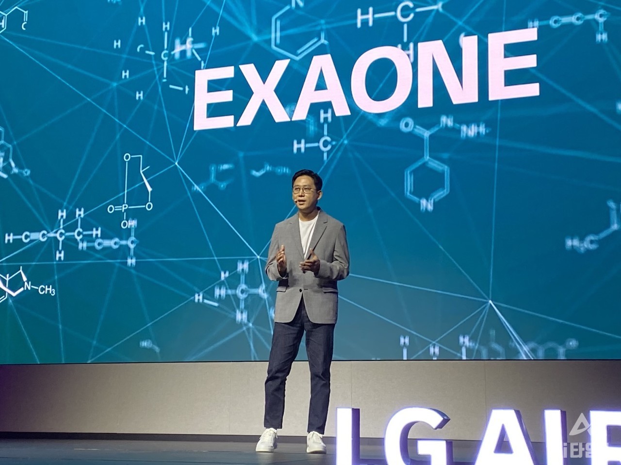 배경훈 LG AI연구원장 19일 서울 마곡 LG사이언스파크 컨버전스홀에서 열린 LG AI 토크 콘서트에서 엑사원 2.0을 소개하고 있다. 