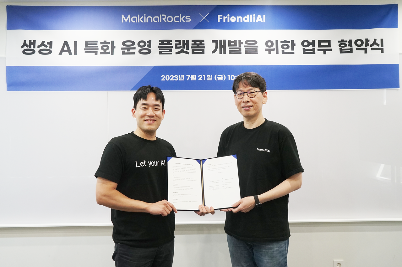 윤성호 마키나락스 대표(왼쪽)와 전병곤 프렌들리에이아이 대표가 양해각서를 들어보이고 있다. (사진=마키나락스) 