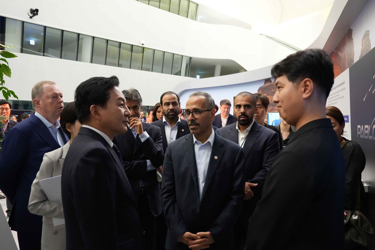 원희룡 국토부 장관과 네옴시티 CEO가 파블로항공 부스를 방문해 설명을 듣고 있다. (사진=파블로항공)