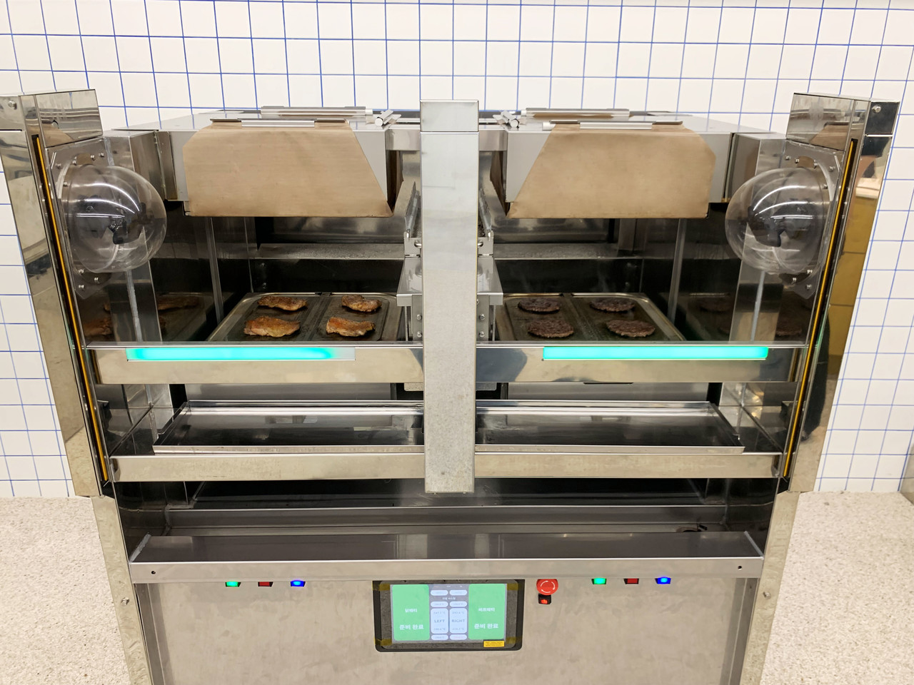 치킨 패티와 소고기 패티 조리를 완료한 '알파 그릴' (사진=에니아이)