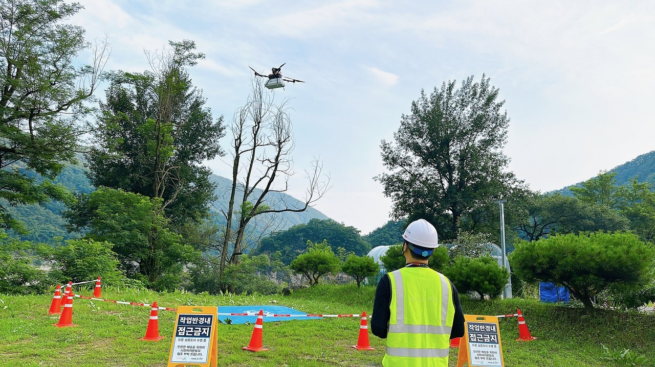 하나로마트 물품을 실은 파블로항공 배송 드론(PA-H3)이 영월군 동강오토캠핑장에 도착하고 있다. (사진=파블로항공) 