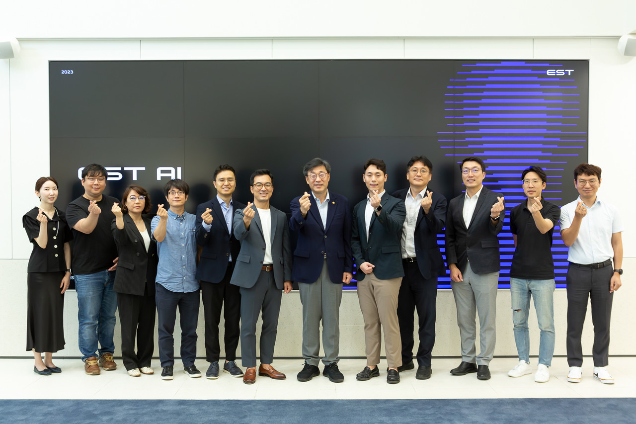 박윤규 차관이 이스트소프트 임직원들과 기념촬영을 하고 있다. (사진=이스트소프트)