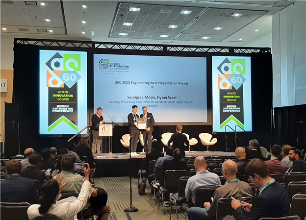 문승재 박사과정이 DAC 학회에서 수상하는 모습 (사진=KAIST)