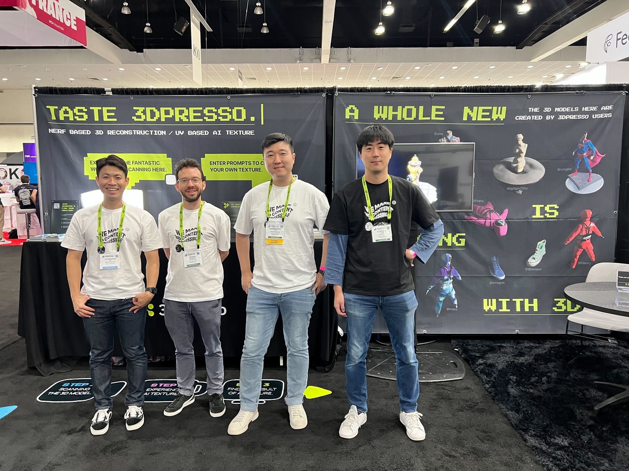 반성훈 리콘랩스 대표(오른쪽 두번째)가 시그래프 부스 앞에서 직원들과 포즈를 취하고 있다. (사진=리콘랩스) 