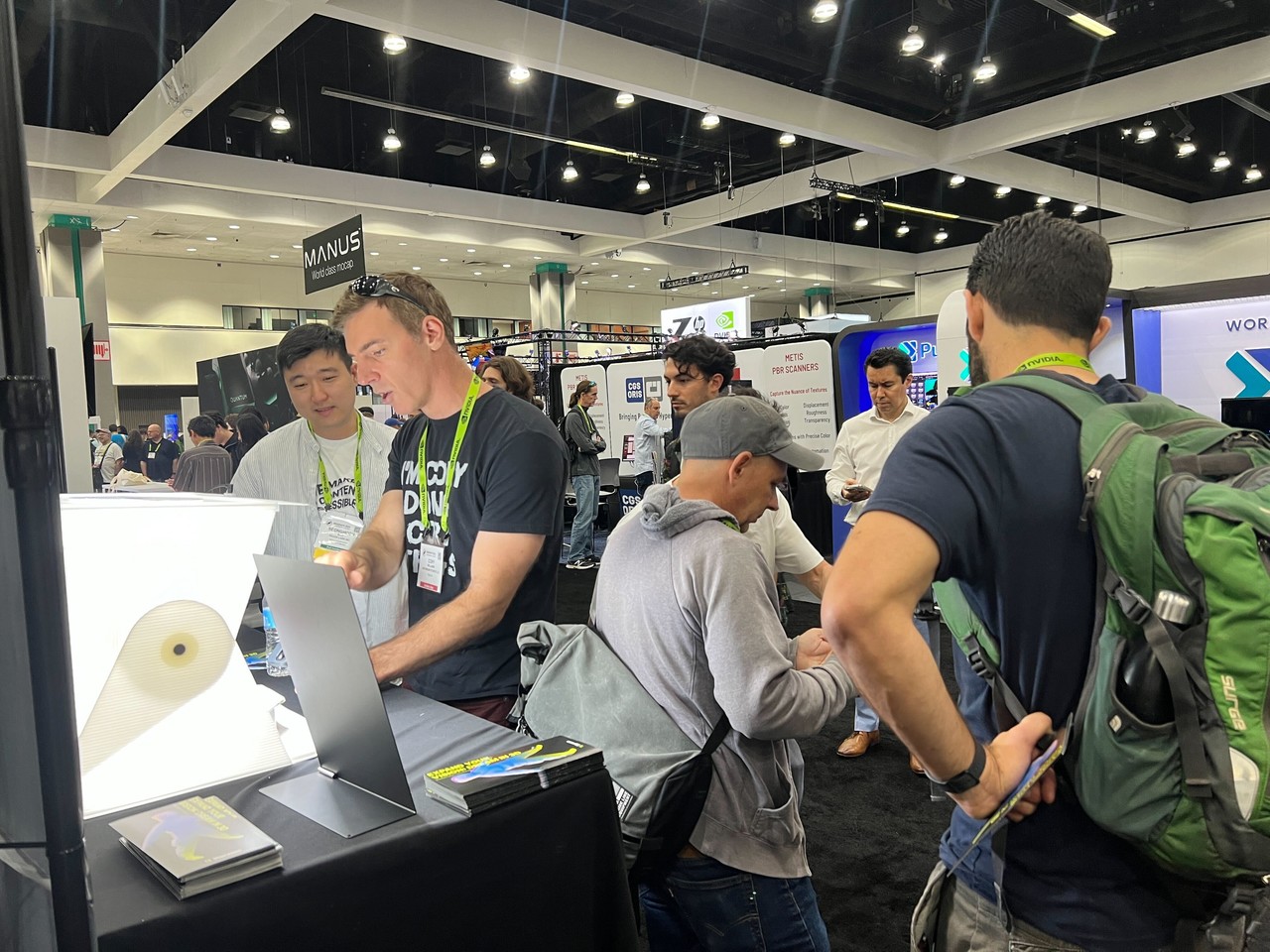 반성훈 리콘랩스 대표가 관람객에게 '3D 프레소'를 소개하고 있다. (사진=리콘랩스)