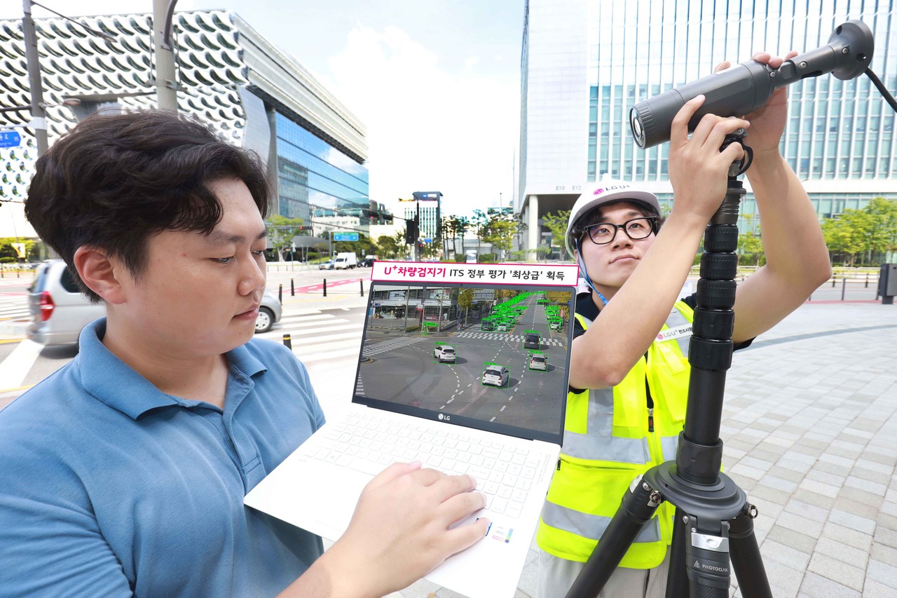 LGU+ 직원들이 마곡사옥 앞 교차로에서 U+차량검지기를 테스트하고 있다. (사진=LGU+)