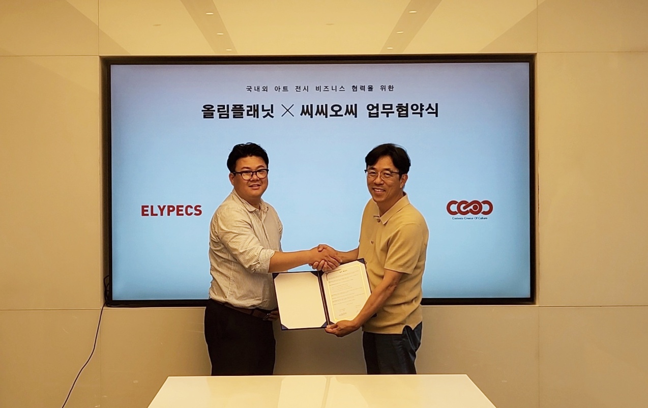 안호준 올림플래닛 부사장(왼쪽)과 강욱 씨씨오씨 대표가 MOU 체결 기념 사진 촬영을 하고 있다. (사진=올림플래닛)