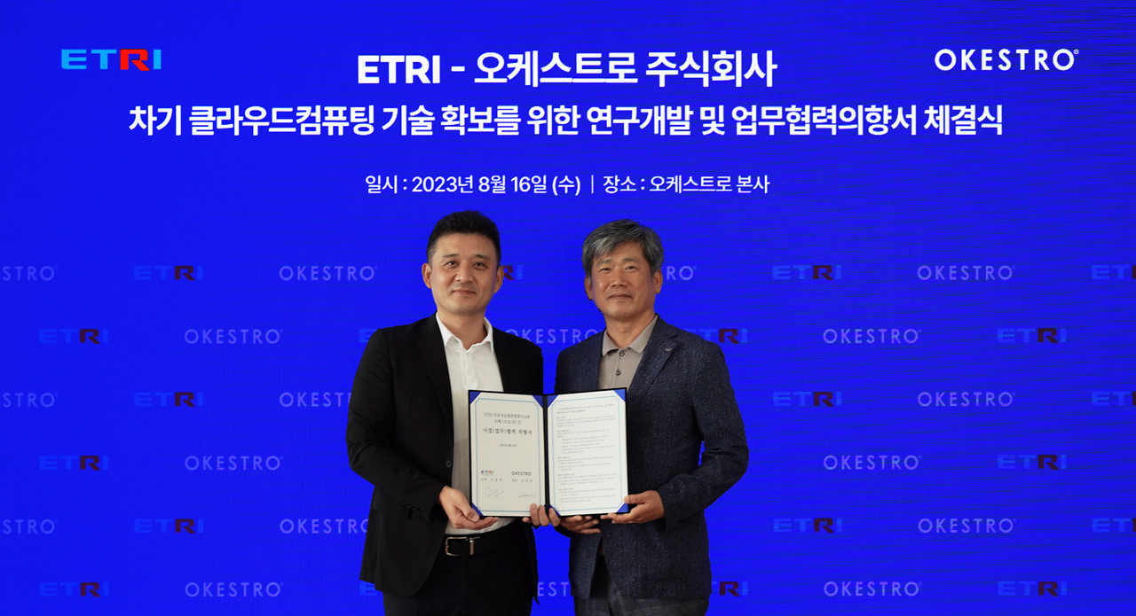 김민준 오케스트로 주식회사 총괄대표(왼쪽)와 조일현 ETRI 소장이 LOI에 참가, 기념촬영을 하고 있다. (사진=오케스트로)