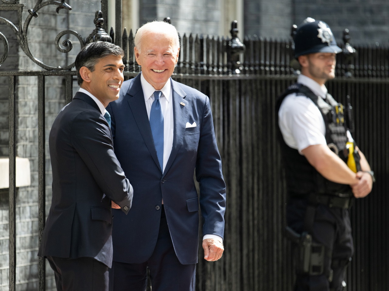 리시 수낙 영국 총리(왼쪽)가 지난 7월10일 런던 다우닝가에서 조 바이든 미국 대통령을 영접하고 있다. (사진=셔터스톡)