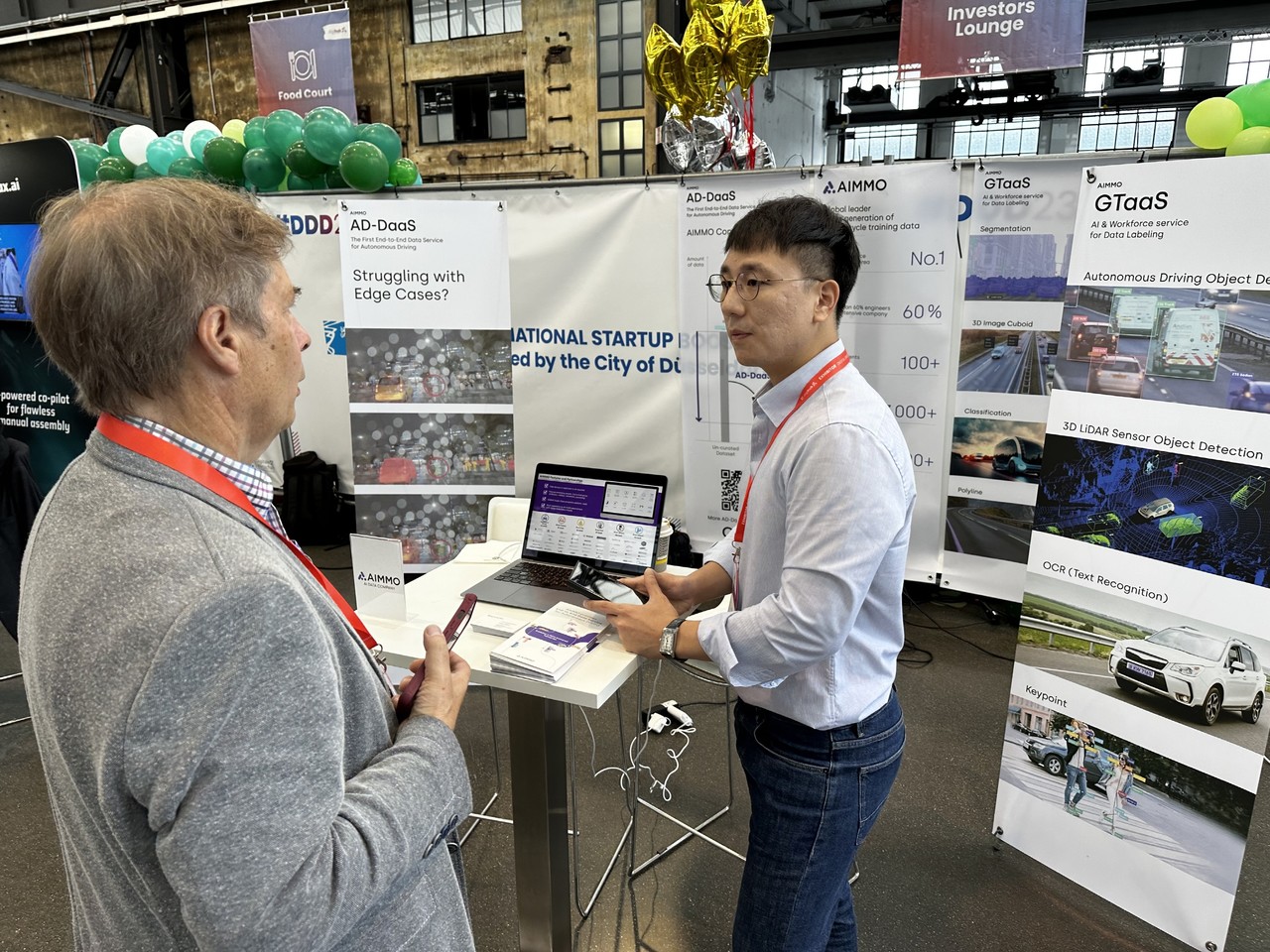 에이모 관계자가  ‘디지털 데모데이 2023’ 부스에서 참관객에게 설명을 하고 있다. (사진=에이모)