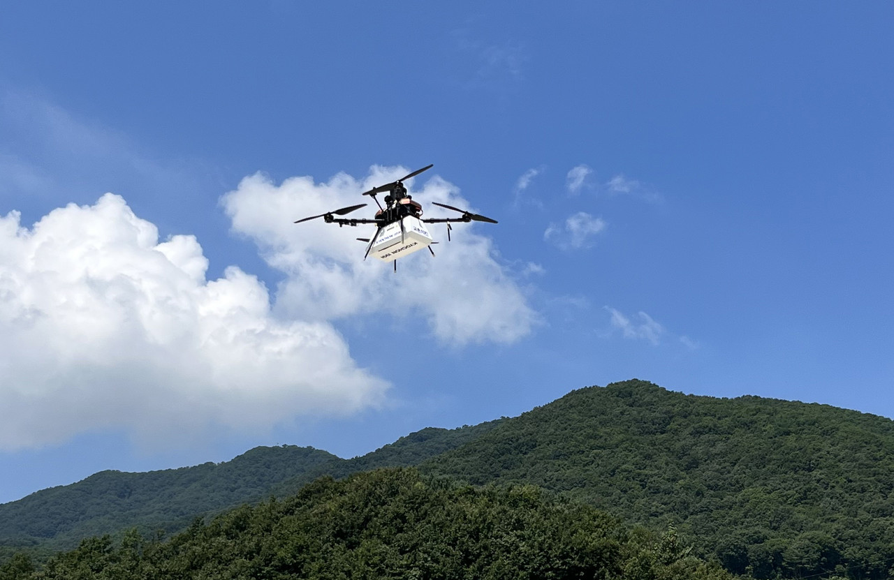 드론이 청평에서 교촌치킨을 싣고 가평 펜션 고객에 배송하고 있다. (사진=파블로항공)