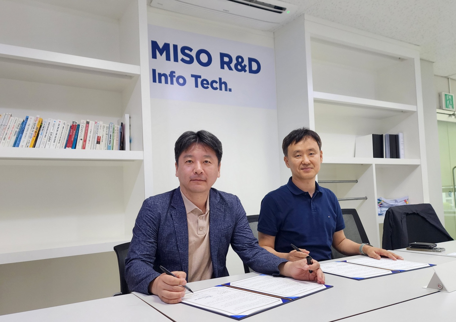 안동욱 미소정보기술 대표(·왼쪽)와 최우식 딥노이드 대표가 MOU를 진행하고 있다. (사진=미소정보기술)